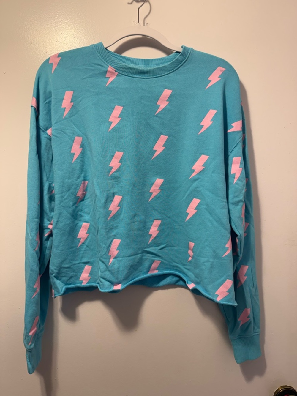 Light blue lightning Bolt Cropped Sweatshirt - Pink Bolt Print